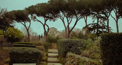 Doppio ritrovamento a Villa Pamphili: mistero e dolore a Roma